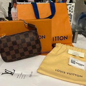 💯 Authentic Louis Vuitton mini Pochette